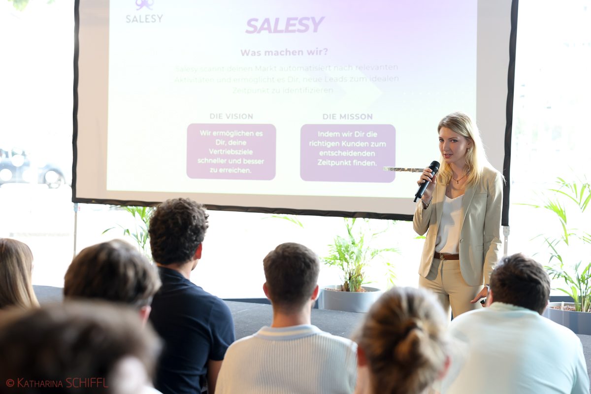 Viktoria Izdebska presenting Salesy at the Innovation Afterhour in Vienna