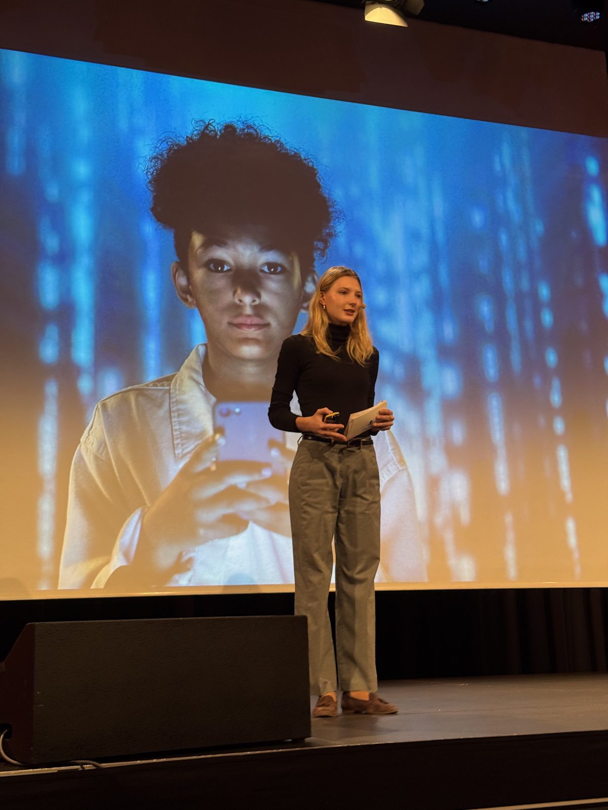 Viktoria Izdebska on stage in Velden am Wörthersee, speaking about predicting company events from public data